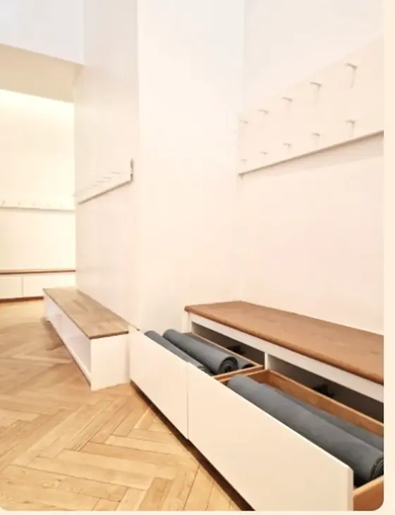 Garderobe und Bank im EG-Studio