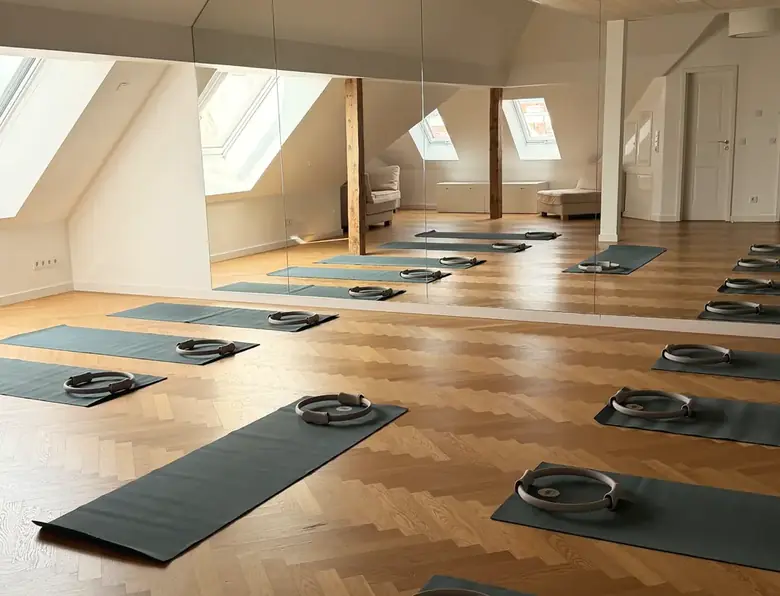 Dachstudio mit Matten und Pilatesringen